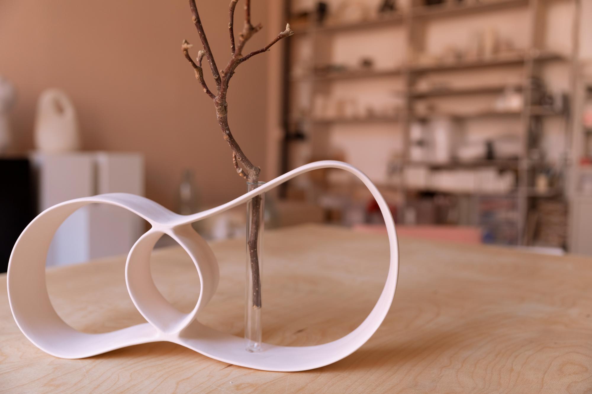 Eingangsbereich des Ateliers mit Stickrahmen